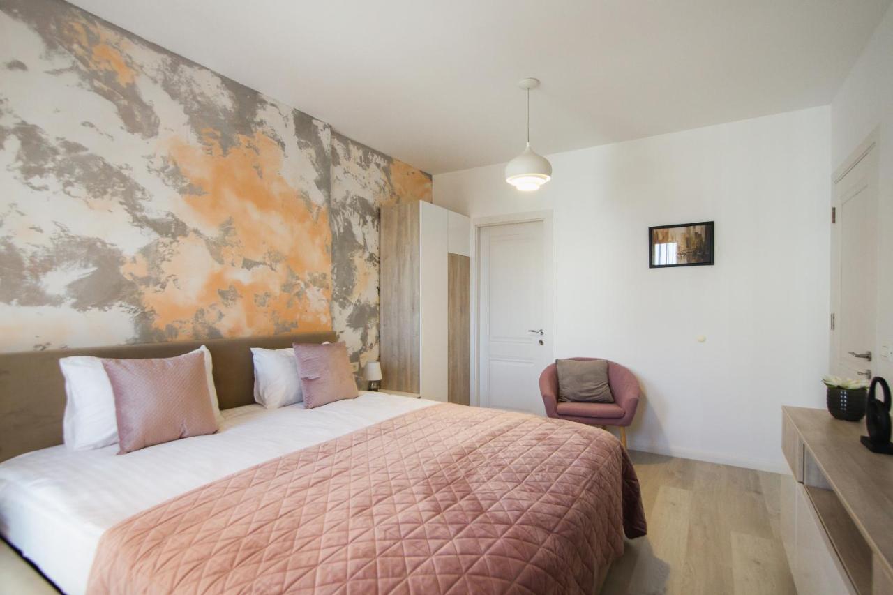 Romantic Getaway At West Residence Oradea Exteriör bild